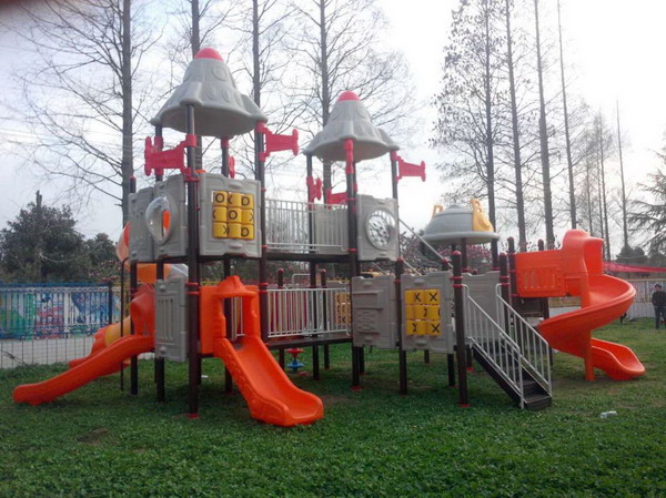 信阳市平桥区明港钢厂幼儿园双层大型游乐玩具安装现场2